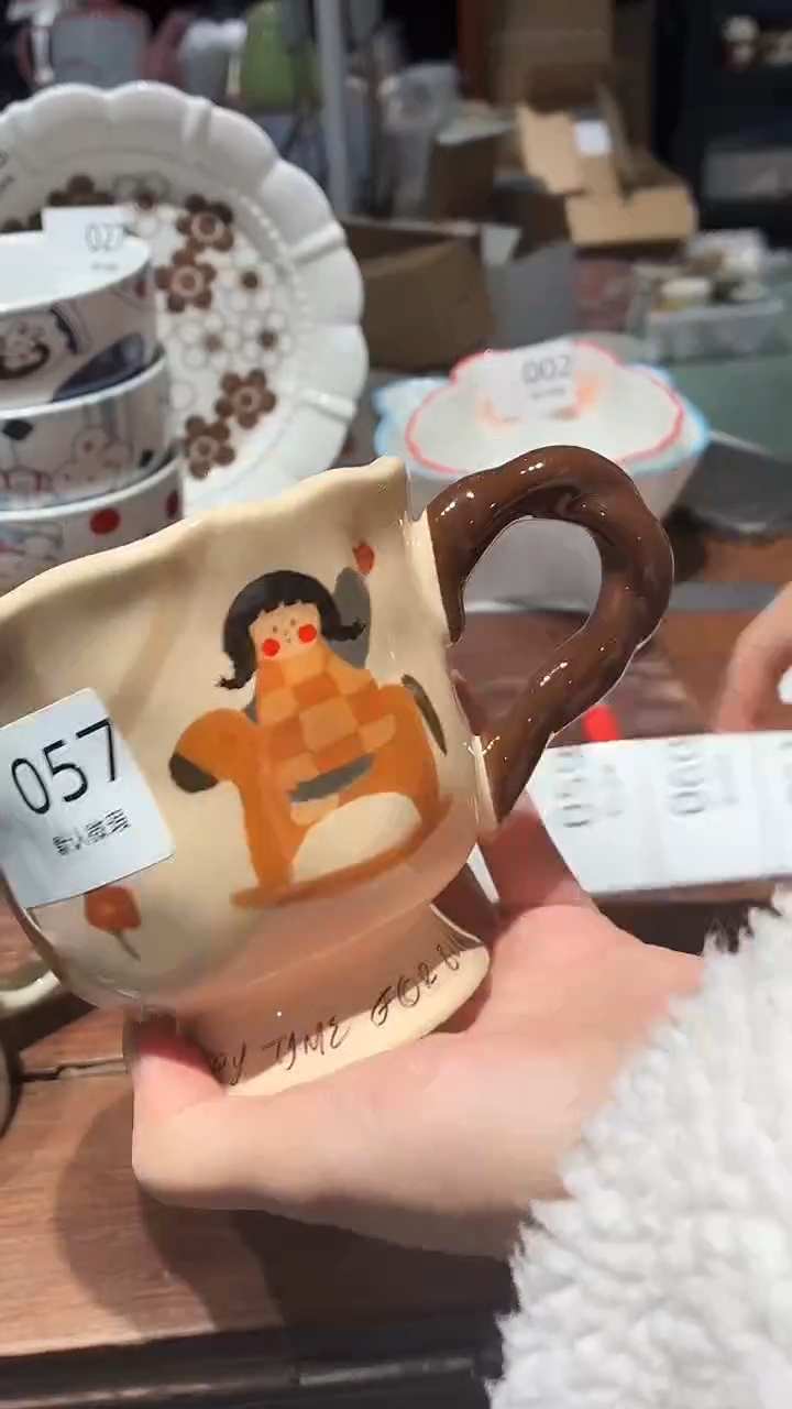 瓷057 棕色女孩杯子 瑕疵