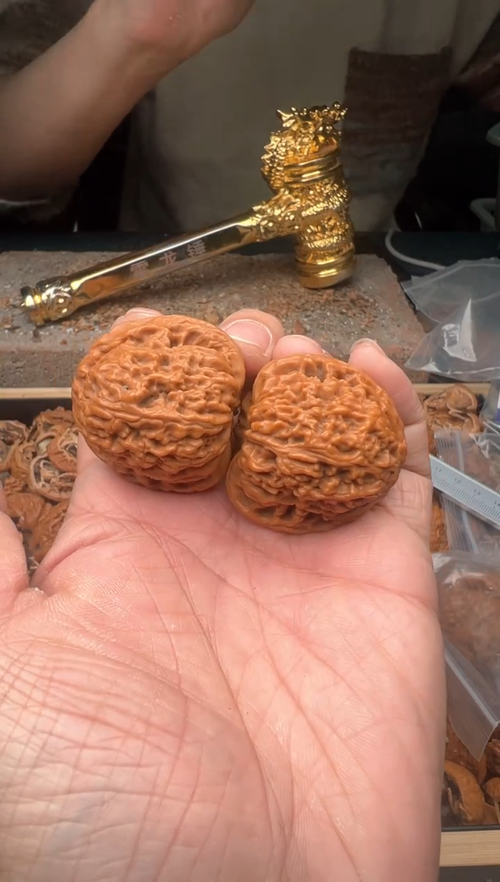 【闪购商品】文玩核桃把件42尺寸打好底南疆石随机发一对