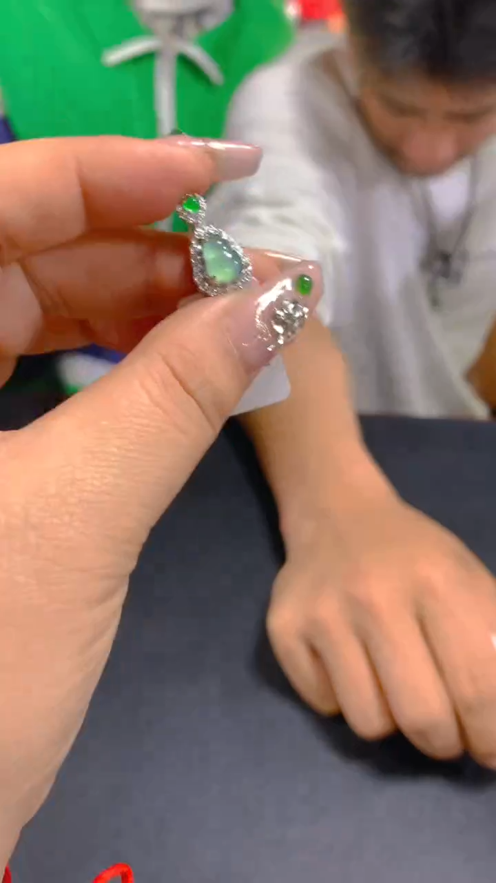 【闪购商品】翡翠吊坠(赠链)未镶嵌0246408441多样性发其一