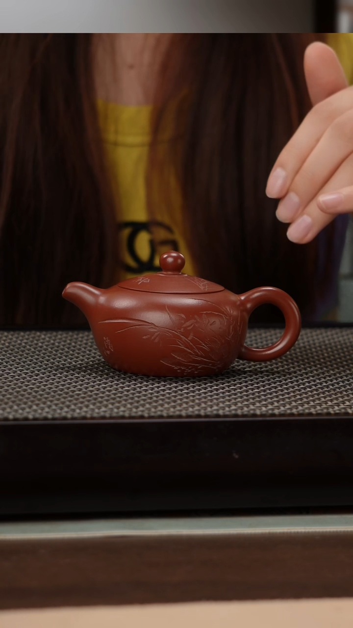 茶壶紫砂朱泥大红袍精工刻绘小扁韵100cc