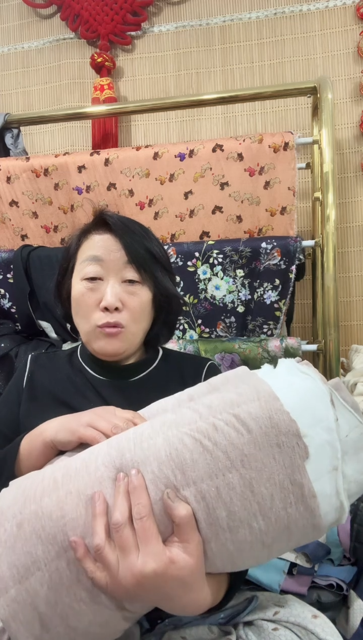 羊毛绗棉碎料杂色稍大3斤左右大小不一最大40公分左右有接头色差 