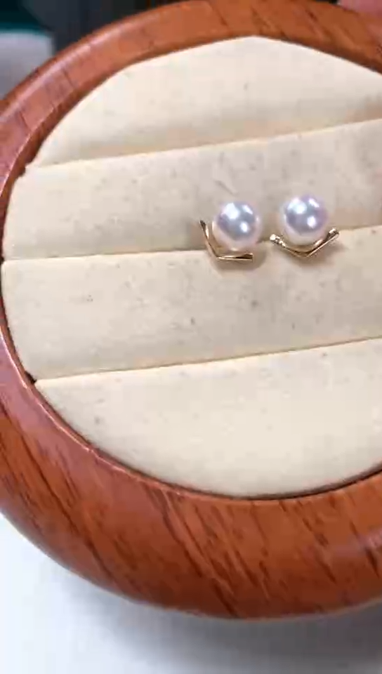 【闪购商品】海水珍珠耳钉18K金镶嵌v字耳钉