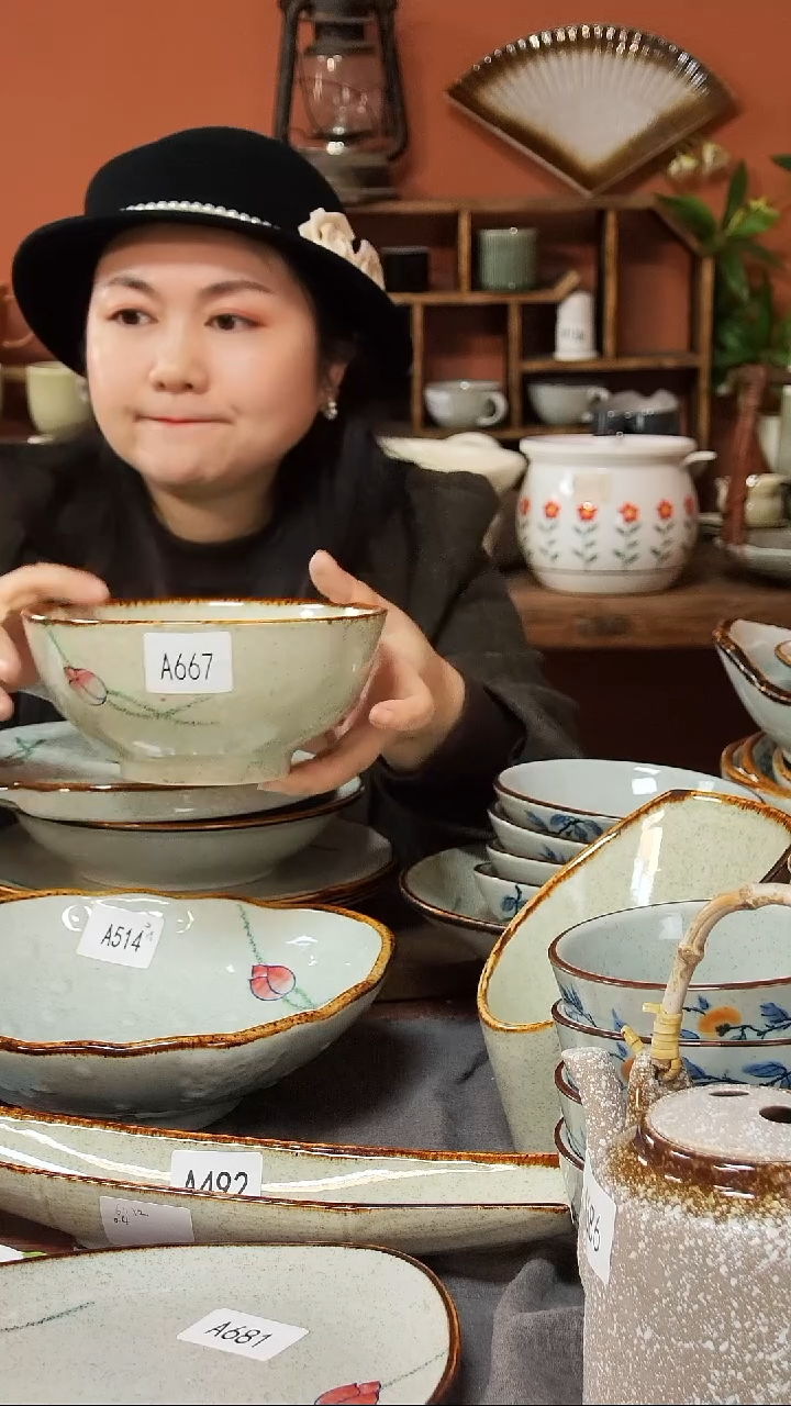 陶瓷A667 手绘荷花黑点18*8.5碗可能微瑕