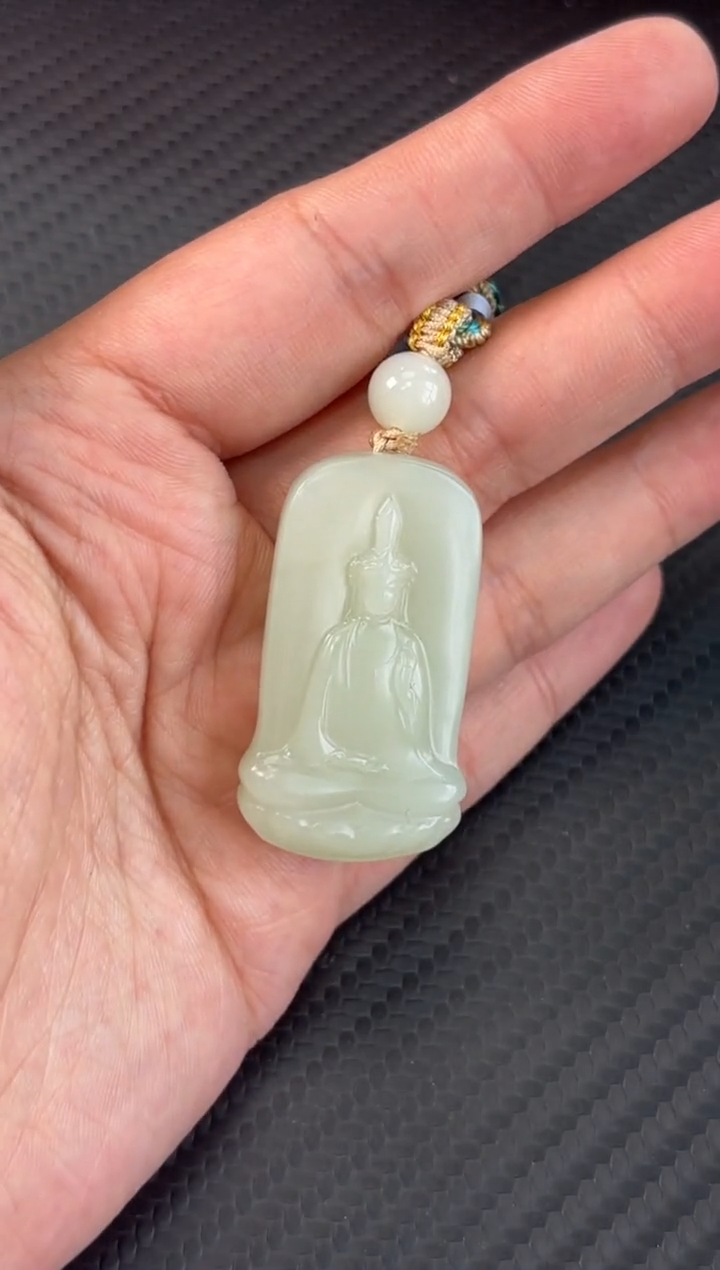 吊坠(赠链)未镶嵌和田玉且末微色差迪克兰一细吊坠