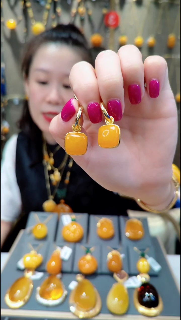 【闪购商品】蜜蜡耳饰银S925镀金镶嵌B139蜜蜡耳坠