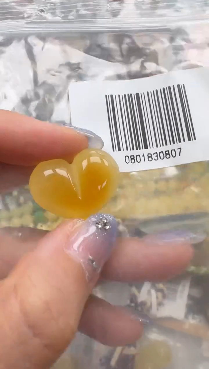 未镶嵌琥珀裸石如图