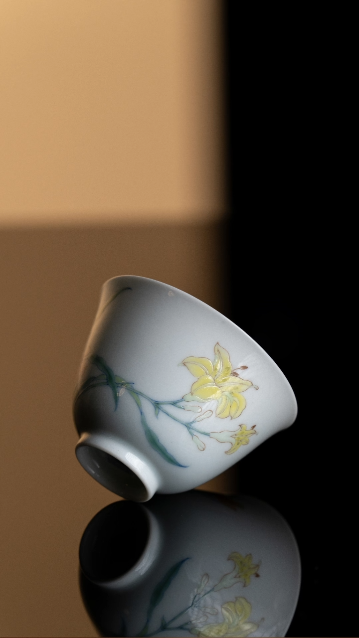 小愚斋仿雍正斗彩萱草纹杯