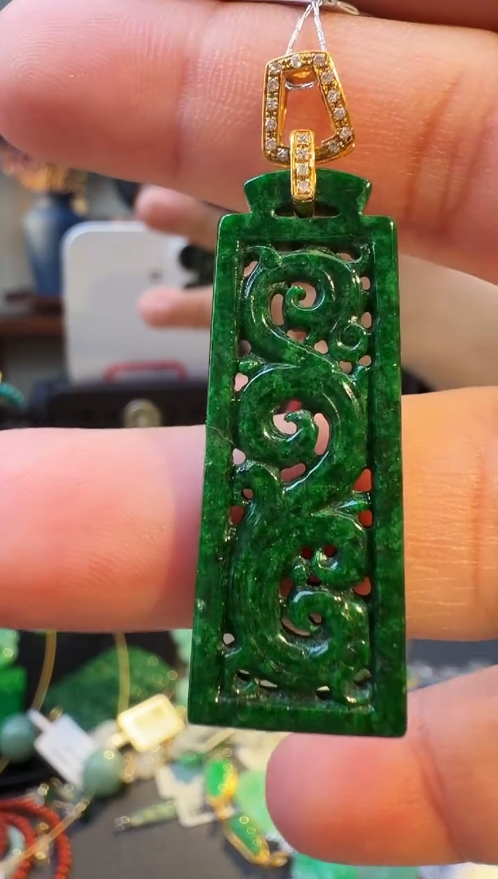 颈饰18K金镶嵌翡翠吊坠