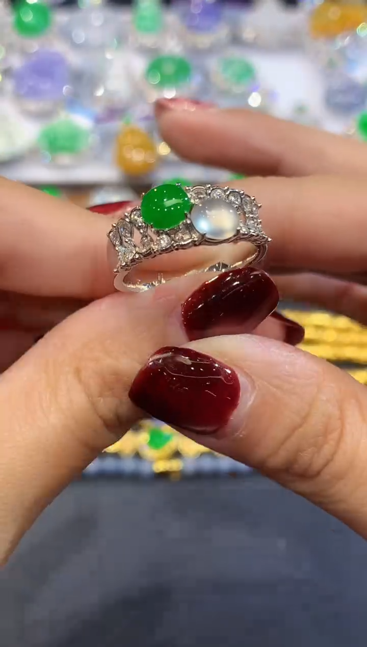 18K金镶嵌戒指翡翠多样性发其一