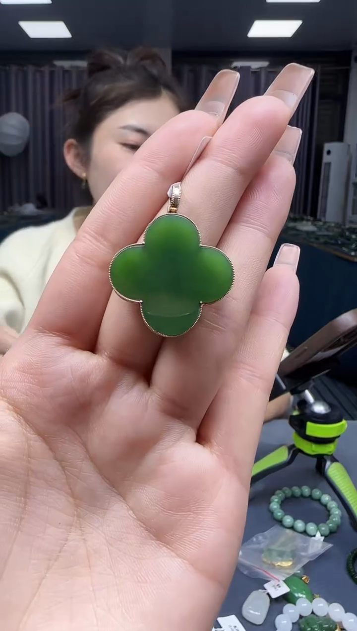 【闪购商品】和田玉挂件18K金镶嵌1