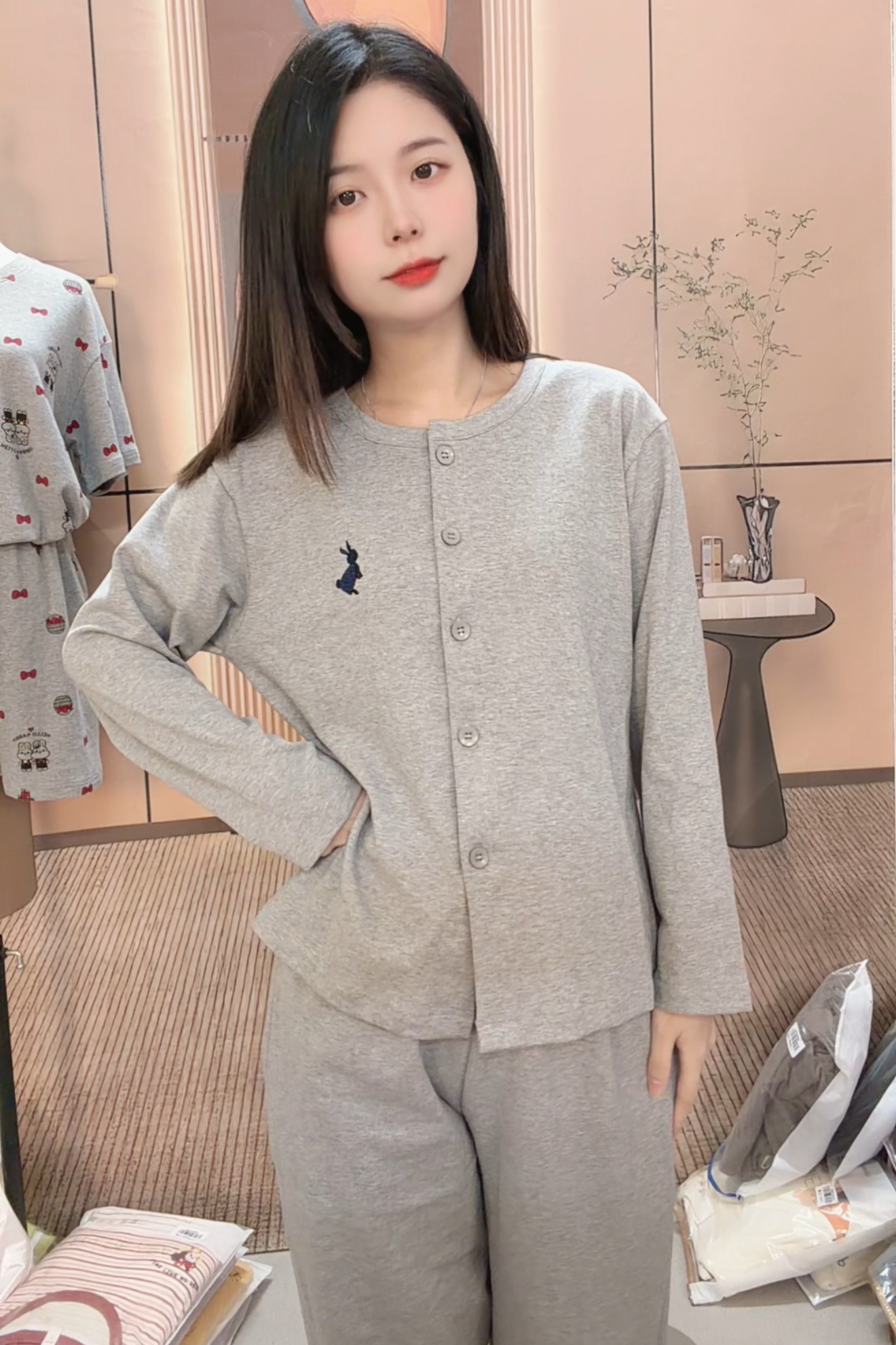 228062灰色刺绣兔子带胸垫开衫睡衣女士家居服简约套装