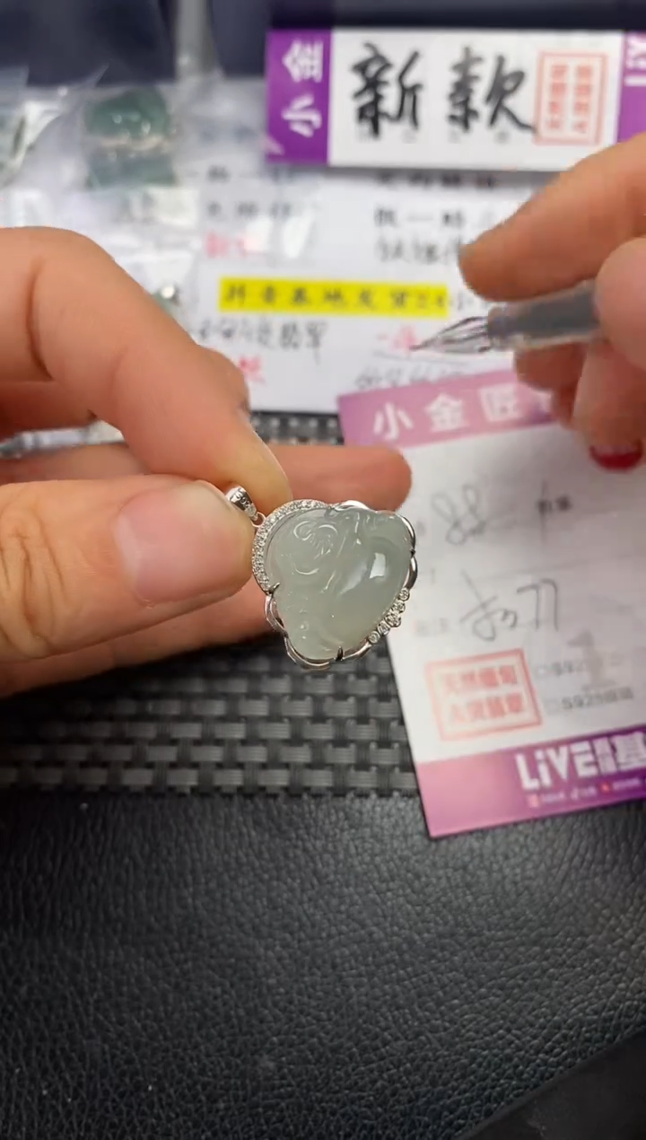 颈饰银S925镶嵌翡翠小**儿挂件