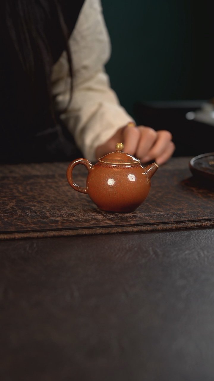 【闪购商品】杯聚澜堂红金花釉描金小球球壶