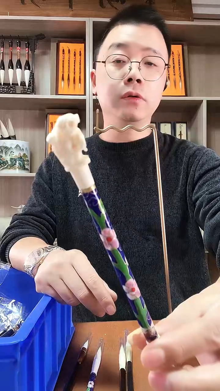 景泰蓝驼骨斗雕  