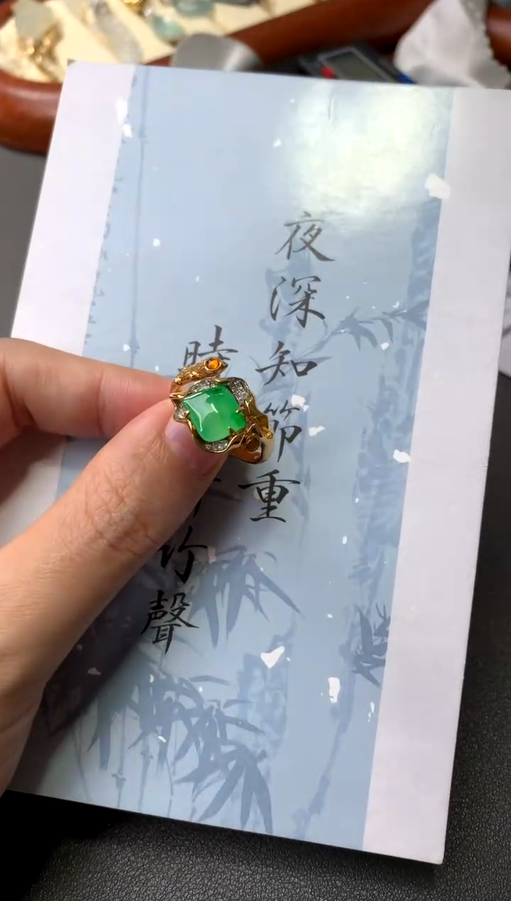 18K金镶嵌戒指翡翠西*随形绿色设计款（48小时鉴赏）