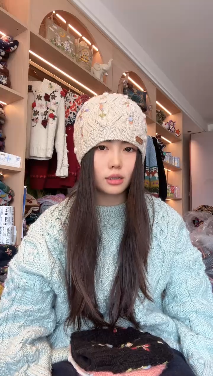 羊毛奶白色满刺绣