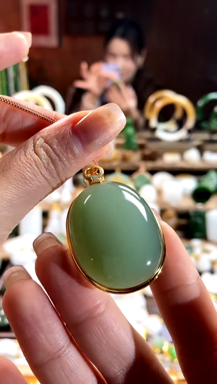 【闪购商品】和田玉吊坠18K金镶嵌。