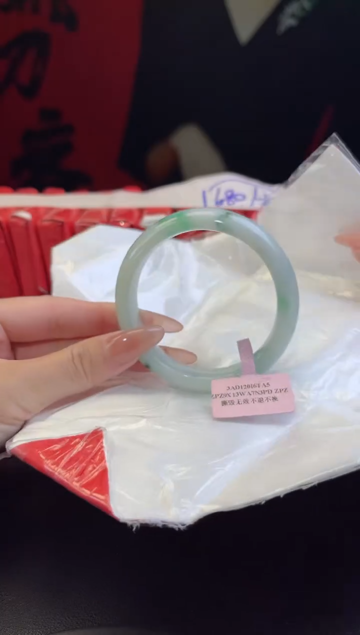 【闪购商品】翡翠手镯未镶嵌5翡翠手镯(微瑕）