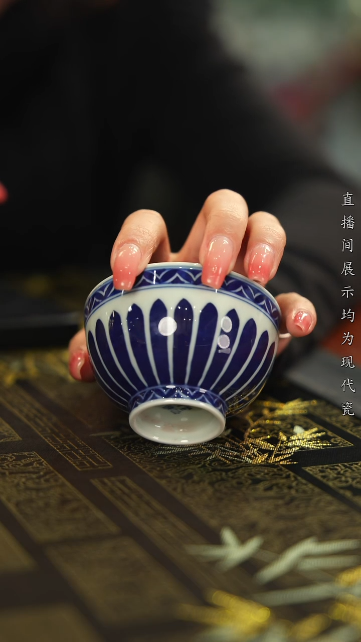 杯子瓷月*?柴窑仿明青花菊瓣纹鸡心杯