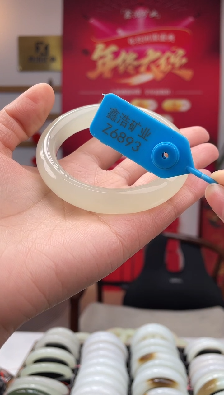 【闪购商品】和田玉手镯未镶嵌翠胶猫 Z6893 圈口58