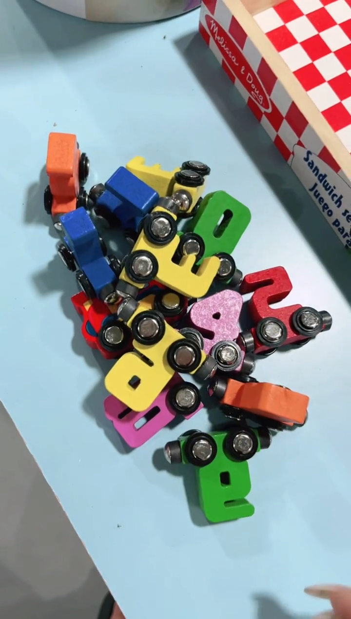 木12节磁力小火车