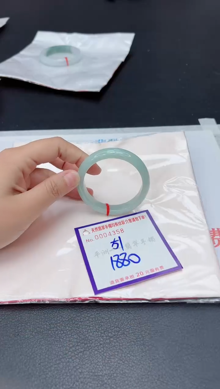 翡翠手镯未镶嵌1