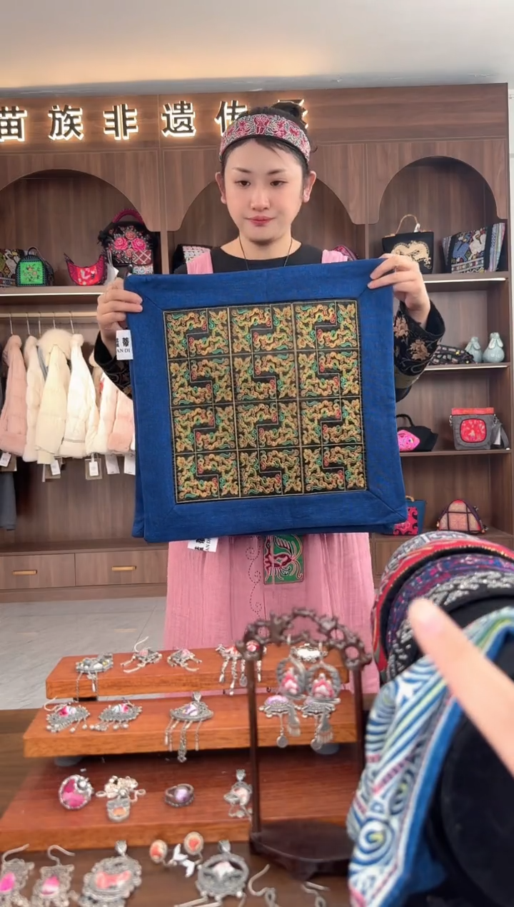 【闪购商品】织绣扶光苗绣传承L10