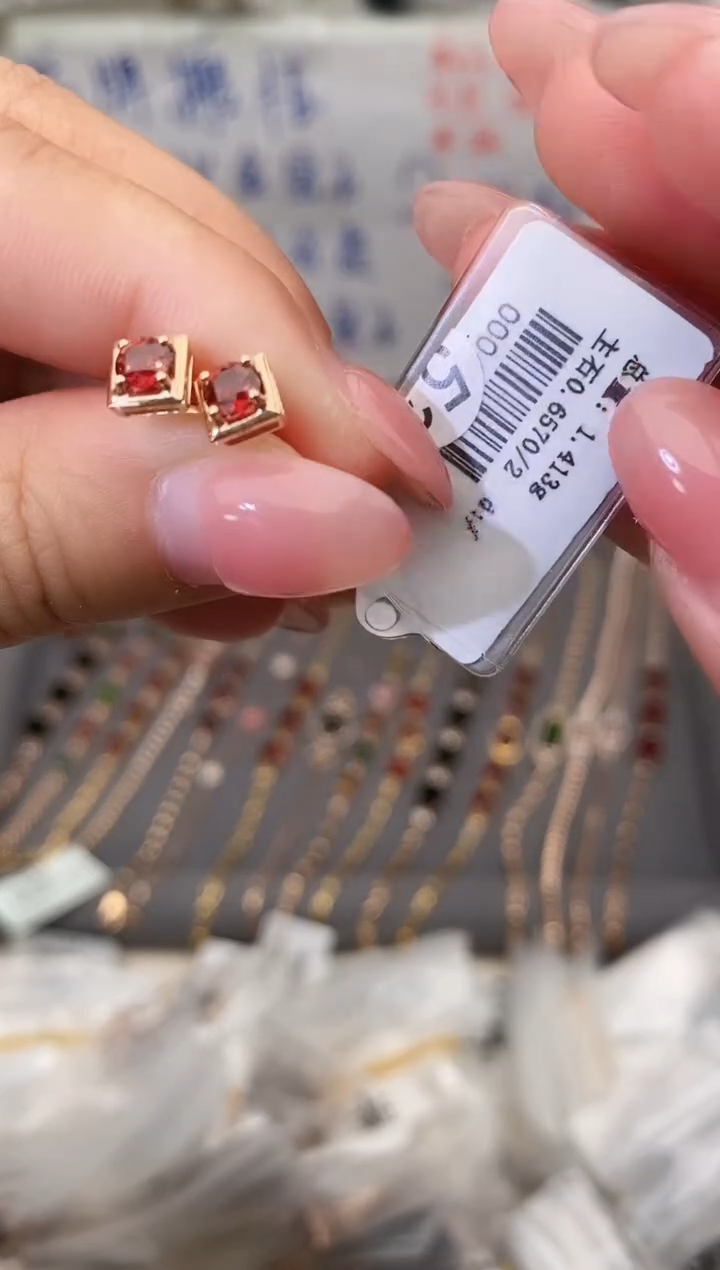 18K金镶嵌耳饰石榴石--专柜--