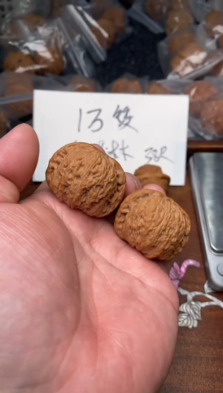 【闪购商品】文玩核桃把件B27号41尺绣球