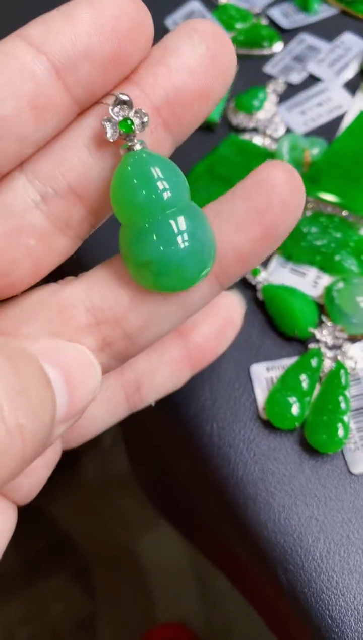 翡翠18K金镶嵌颈饰葫芦