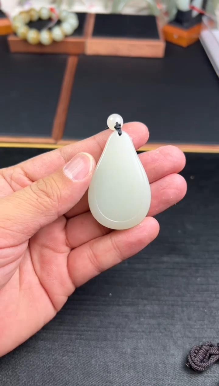 【闪购商品】和田玉吊坠(赠链)未镶嵌且末微色差迪克兰一细