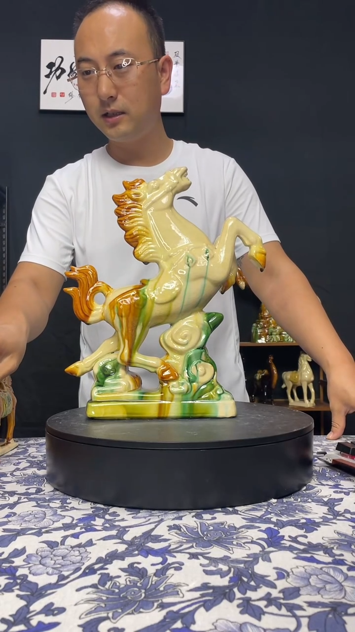 陶瓷飞黄腾达高34cm白色三彩色