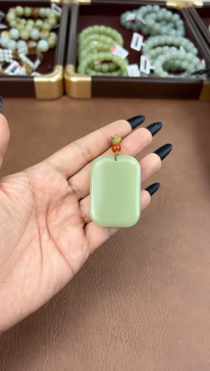 吊坠(赠链)未镶嵌和田玉若羌黄口无事牌