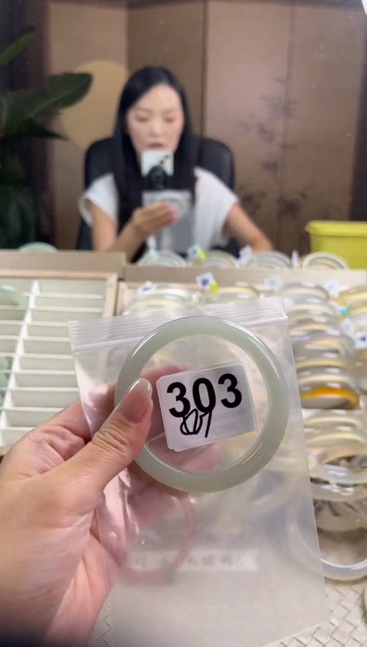 未镶嵌手镯石英质玉303