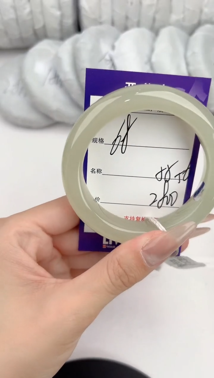 【闪购商品】和田玉手镯未镶嵌68颜色微差无瑕疵