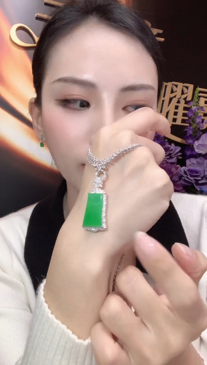 吊坠(不含链)18K金镶嵌翡翠C50