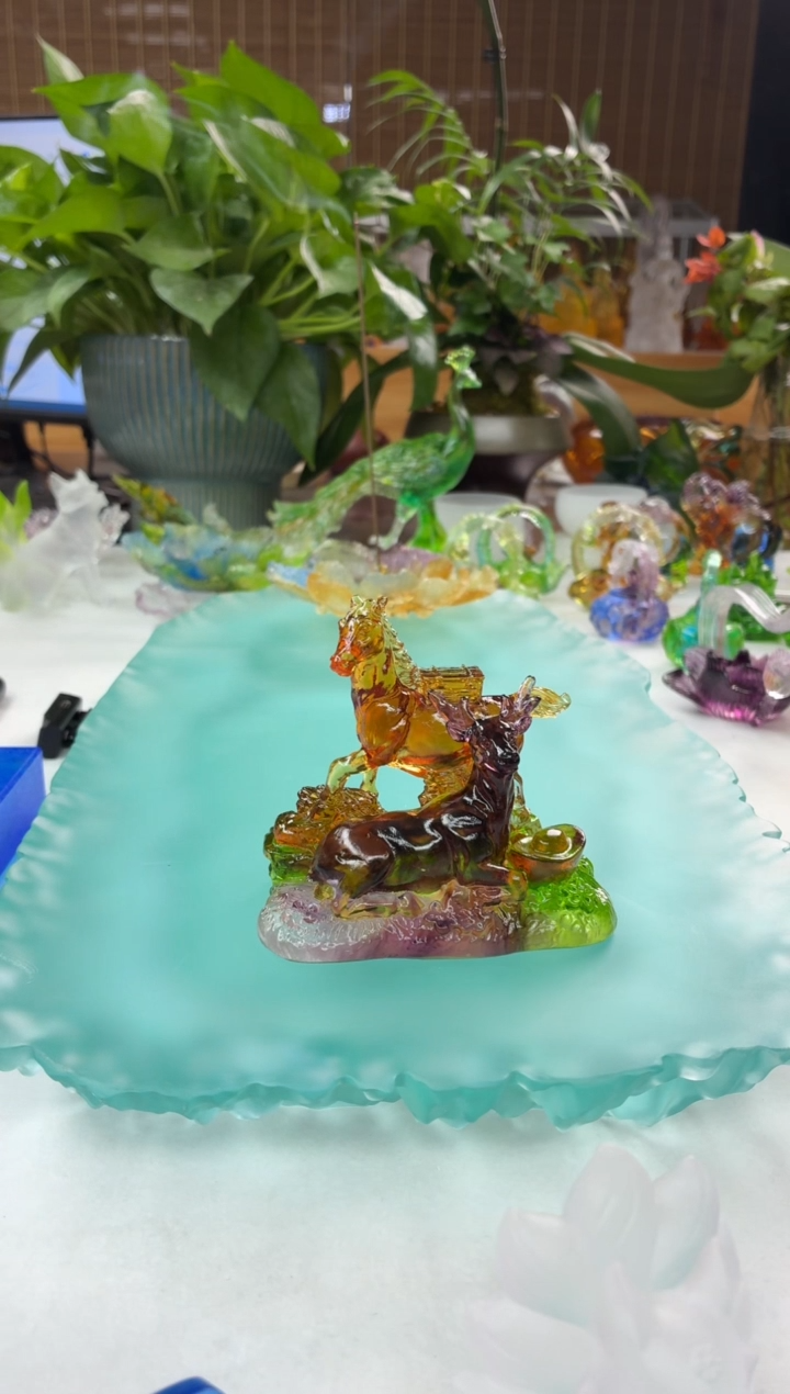 手工艺品琉璃彩色马上有米摆件9*8公分