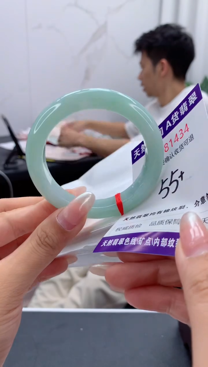 未镶嵌手镯翡翠有纹，完美者勿拍