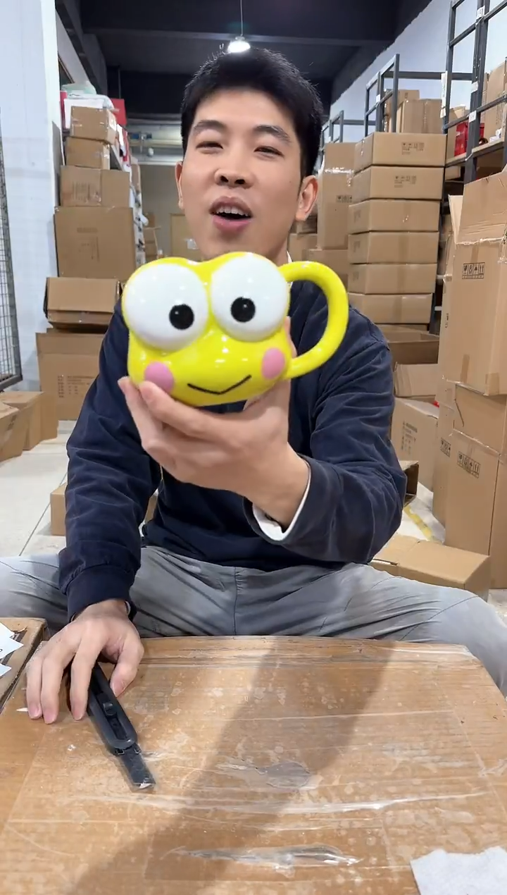 瓷片大眼蛙头杯 