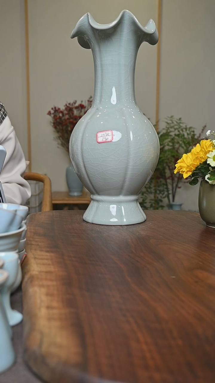 【闪购商品】其他69#微瑕豆绿釉朱家汝窑荷叶口瓶37公分