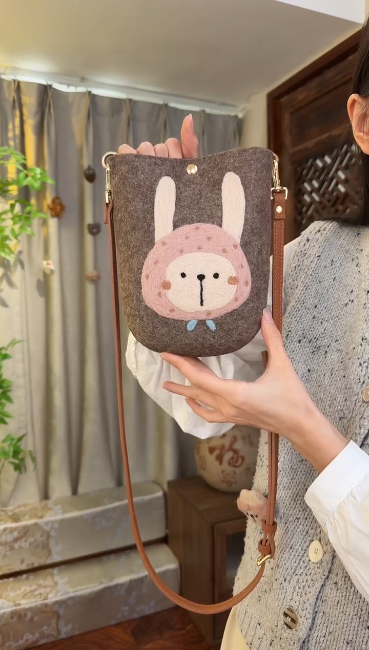 羊毛非遗羊毛毡包 手机包兔子
