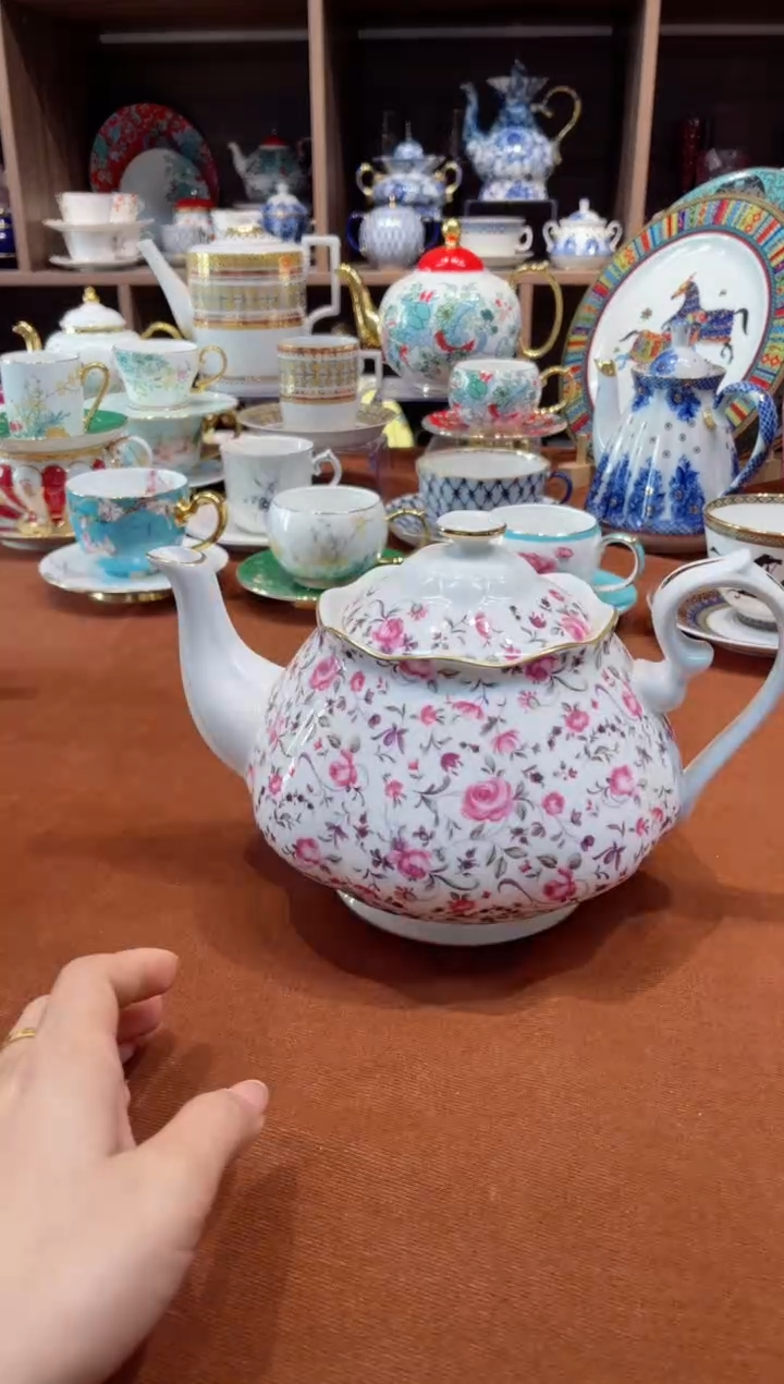 【闪购商品】瓷片粉满花壶·······