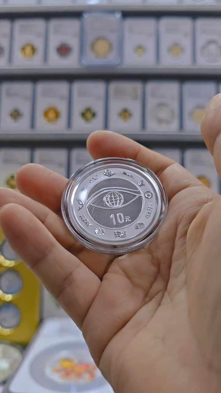 纯银醉*鱼2000年千年银币 氧化严重 盒证全