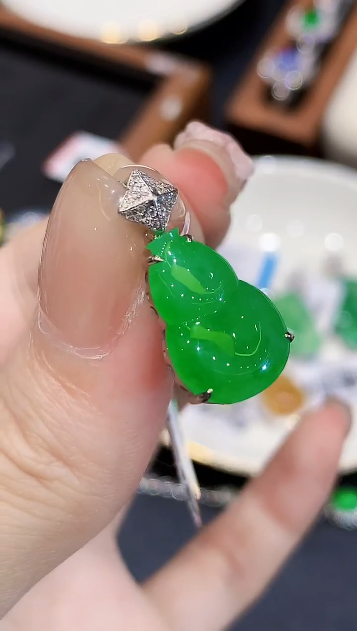 吊坠(不含链)18K金镶嵌翡翠W