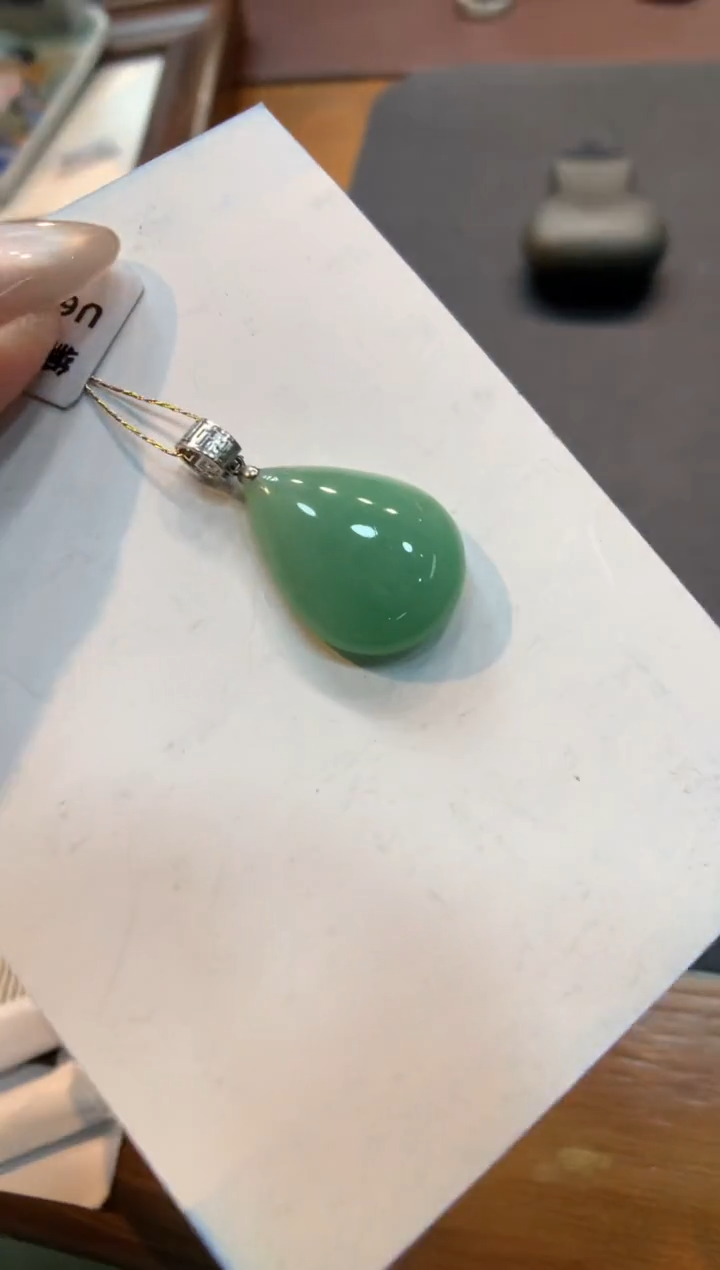 翡翠18K金镶嵌颈饰水滴