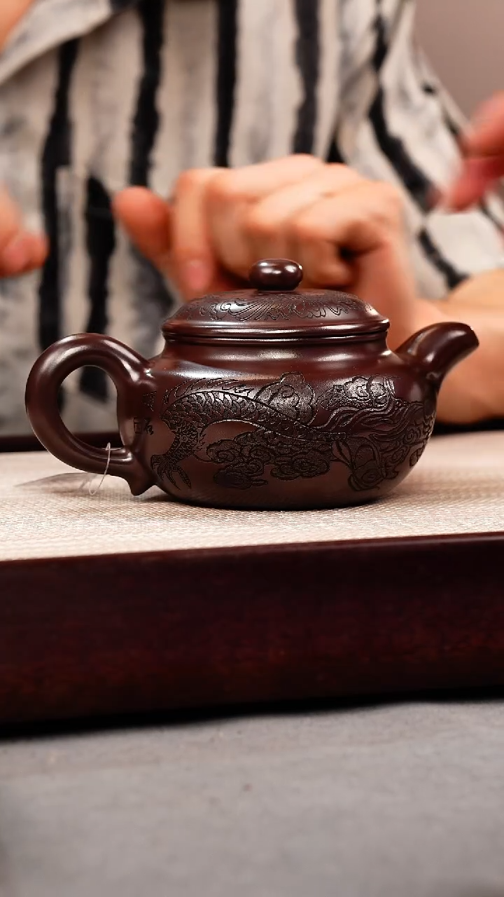 茶壶紫砂石红 仿古 刻龙