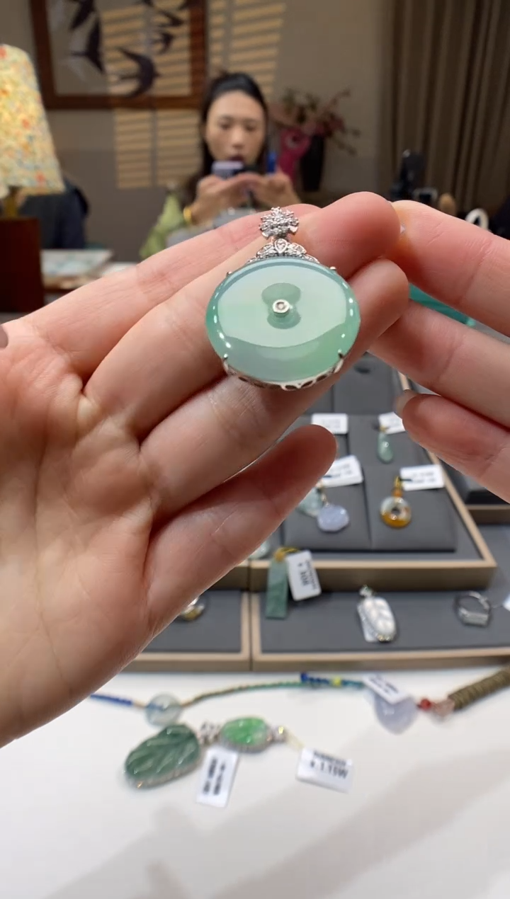 【闪购商品】翡翠颈饰18K金镶嵌平安扣