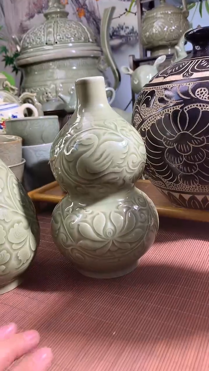 耀州窑大师青瓷刻花葫芦瓶一只
