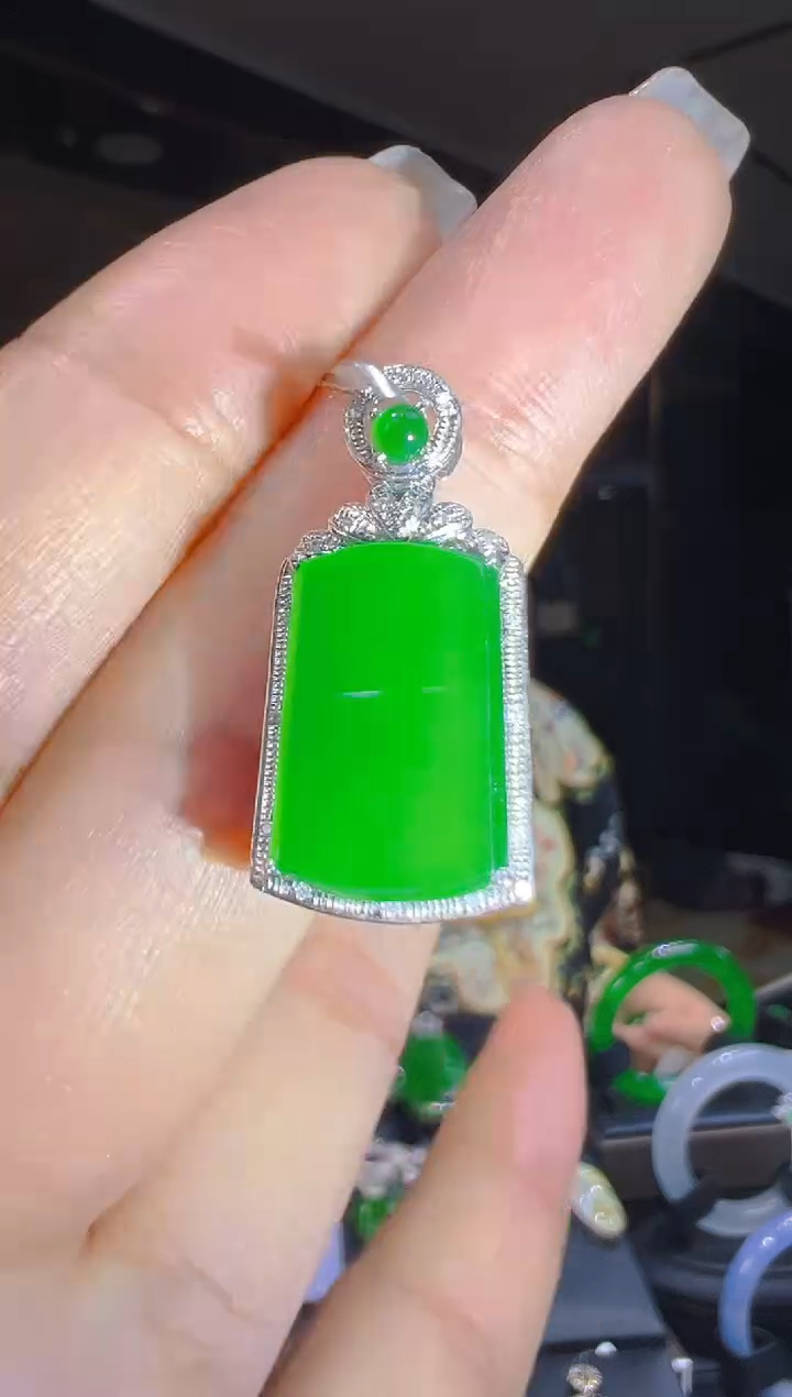 翡翠18K金镶嵌吊坠(赠链)185       
