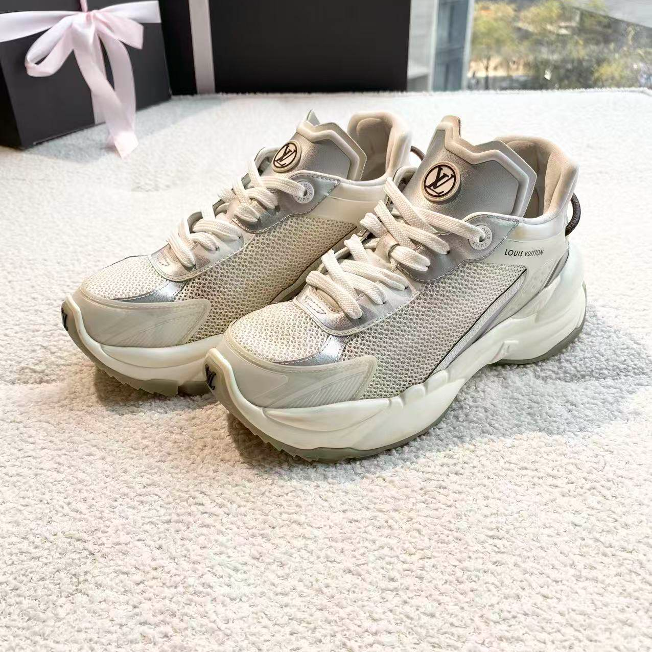 95新 LouisVuitton/路易威登  qq1067 银色运动鞋 37.5码 微瑕